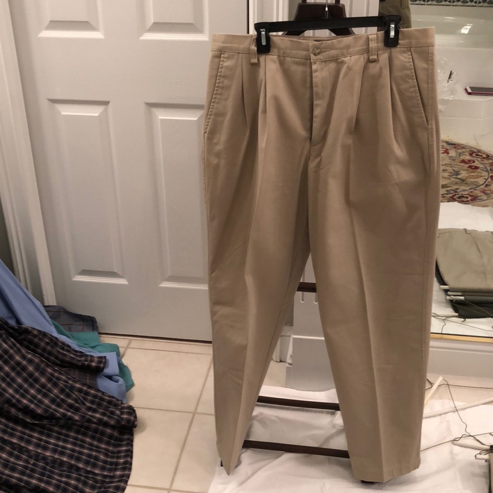 Dockers Pleated Khakis 38 32